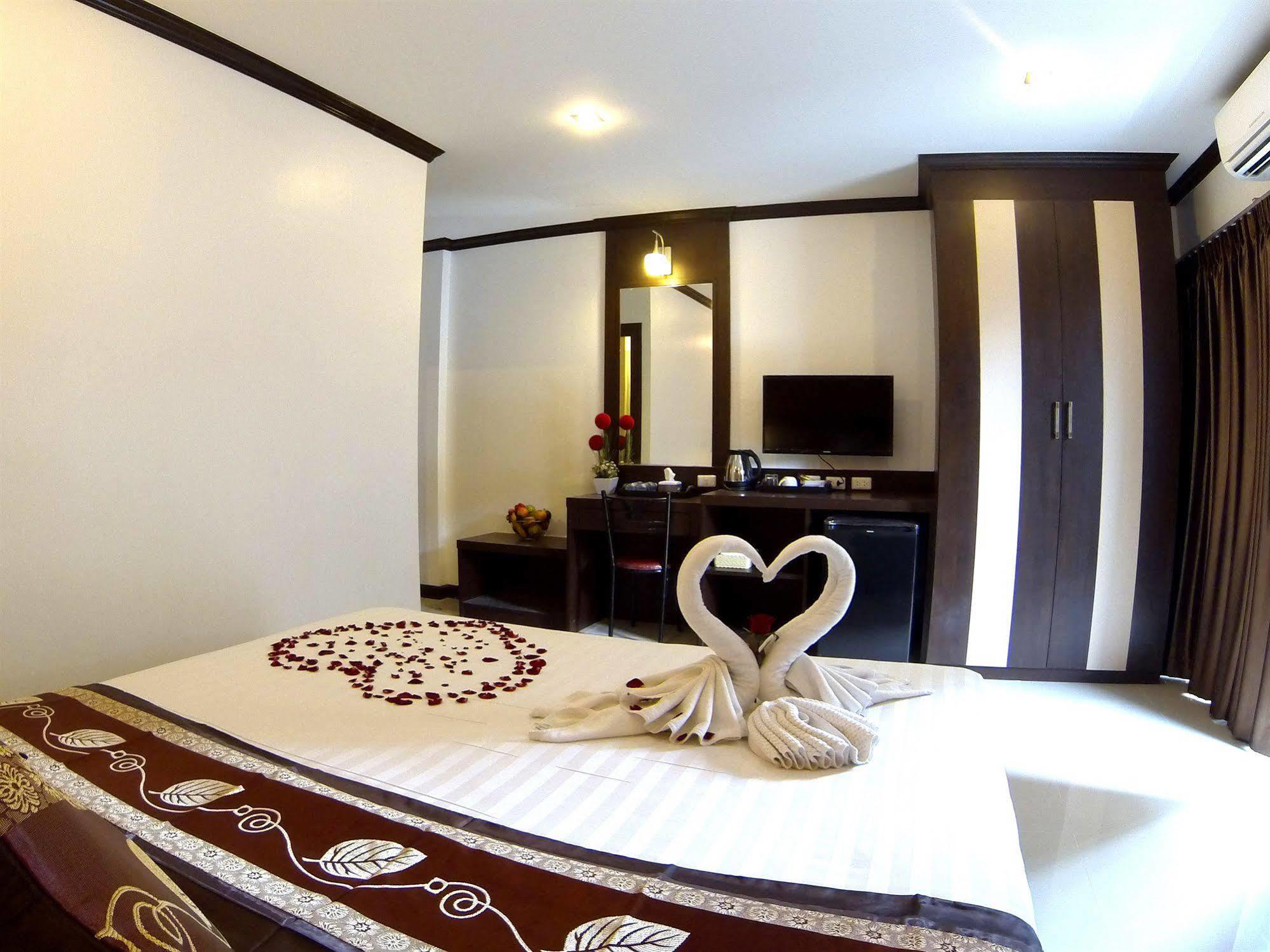 Готель Patong Mansion - Sha Certified Екстер'єр фото
